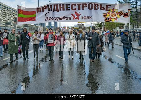 Le persone con il vessillo della Transnistria, la Repubblica moldavia primestroviana, marciano nella manifestazione del Reggimento Inmortale durante le celebrazioni del 9th maggio a Mosca. (Foto di Str/NurPhoto) Foto Stock