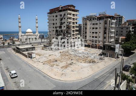 Una visione generale mostra il sito della Torre Hanadi nel primo anniversario del conflitto del 2021 maggio tra Israele e Hamas, a Gaza City il 10 maggio 2022. (Foto di Majdi Fathi/NurPhoto) Foto Stock