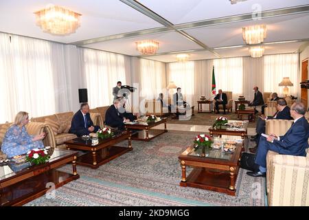 Una foto della pubblicazione pubblicata dal servizio stampa della Presidenza algerina mostra che il Presidente algerino Abdelmajid Tebboune (a destra) incontra il Ministro degli esteri russo Sergey Lavrov (a sinistra) al Palazzo El Mouradia di Algeri, in Algeria, il 10 maggio 2022. Il ministro degli Esteri russo Sergei Lavrov è in visita ufficiale in Algeria (Foto di APP/NurPhoto) Foto Stock