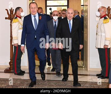 Una foto della pubblicazione pubblicata dal servizio stampa della Presidenza algerina mostra che il Presidente algerino Abdelmajid Tebboune (a destra) incontra il Ministro degli esteri russo Sergey Lavrov (a sinistra) al Palazzo El Mouradia di Algeri, in Algeria, il 10 maggio 2022. Il ministro degli Esteri russo Sergei Lavrov è in visita ufficiale in Algeria (Foto di APP/NurPhoto) Foto Stock