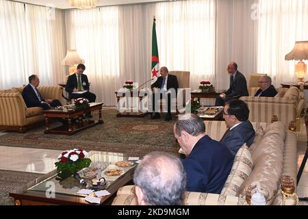 Una foto della pubblicazione pubblicata dal servizio stampa della Presidenza algerina mostra che il Presidente algerino Abdelmajid Tebboune (a destra) incontra il Ministro degli esteri russo Sergey Lavrov (a sinistra) al Palazzo El Mouradia di Algeri, in Algeria, il 10 maggio 2022. Il ministro degli Esteri russo Sergei Lavrov è in visita ufficiale in Algeria (Foto di APP/NurPhoto) Foto Stock