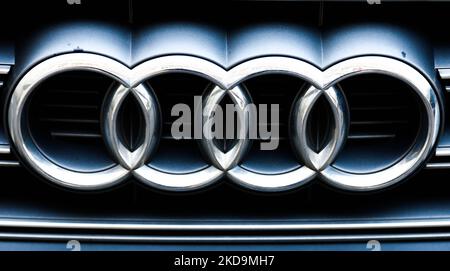 Il logo Audi è visto su un'auto a Cracovia, in Polonia, il 10 maggio 2022. (Foto di Jakub Porzycki/NurPhoto) Foto Stock