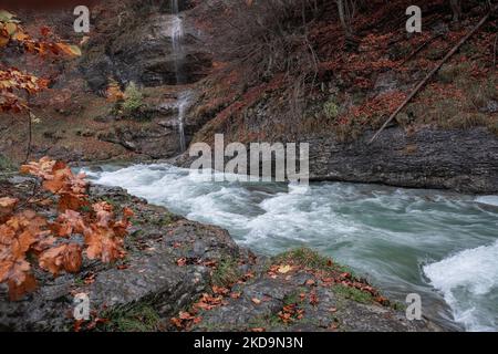 Una piccola cascata nel fiume Arazas nel Parco Nazionale di Ordesa y Monte Perdido, Huesca, Spagna Foto Stock