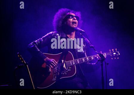 Musicista americano - meglio conosciuto come l'attuale co-lead vocalist e chitarrista ritmico per la rock band Alice in Chains - William Duvall in concerto a Santeria, Milano, Italia, il 10 2022 maggio. Si unì ad Alice in Chains nel 2006, sostituendo la cantante principale della band, Layne Staley, che morì nel 2002, e condivise i suoi incarichi vocali con il chitarrista/cantante Jerry Cantrell. Duvall ha registrato tre album con la band: 2009's Black Gives Way to Blue, 2013's The Devil Put Dinosaurs Here e 2018's Rainier Fog.[3] Duvall ha vinto un ASCAP Pop Music Award per aver co-scritto la canzone 'i Know' per Dionne Farris nel 19 Foto Stock