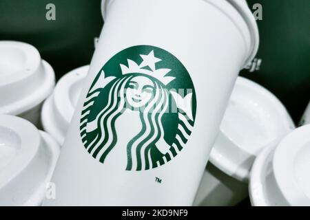 Le tazze di Reusabkle Starbucks sono state viste nella caffetteria Starbucks di Cracovia, in Polonia, il 29 aprile 2022. (Foto di Beata Zawrzel/NurPhoto) Foto Stock