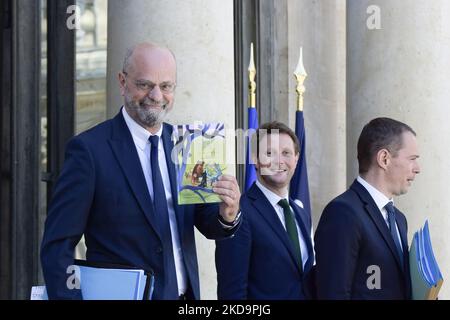 Jean-Michel Blanquer (L), Ministro nazionale francese dell'istruzione, e mostra il libro « Les Fables de la Fontaines », Il ministro francese degli Affari europei Clement Beaune (C) e il ministro francese dell'azione pubblica e dei conti Olivier Dussopt (R) si congedano in seguito alla riunione settimanale del gabinetto presso l'Elysee Palace – 11 maggio 2022, Parigi (Foto di Daniel Pier/NurPhoto) Foto Stock