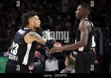 Daniel Hackett (Segafredo Virtus Bologna) (L) e Kevin Hervey (Segafredo Virtus Bologna) durante la partita finale del torneo di basket Eurocup Virtus Segafredo Bologna vs. Frutti Extra Bursaspor presso la Segafredo Arena -Bologna, 11 maggio 2022 (Foto di Michele Nucci/LiveMedia/NurPhoto) Foto Stock