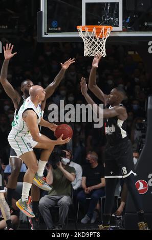 Andrew Andrews (Frutti Extra Bursaspor) thwanted by Kevin Hervey (Segafredo Virtus Bologna) durante la partita finale del torneo di basket Eurocup Virtus Segafredo Bologna vs. Frutti Extra Bursaspor presso la Segafredo Arena -Bologna, 11 maggio 2022 (Foto di Michele Nucci/LiveMedia/NurPhoto) Foto Stock