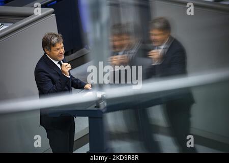 Il Ministro tedesco dell'economia e dell'energia e il Vice Cancelliere Robert Habeck interviene a Bundestag a Berlino, in Germania, il 12 maggio 2022. (Foto di Emmanuele Contini/NurPhoto) Foto Stock