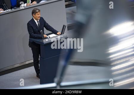 Il Ministro tedesco dell'economia e dell'energia e il Vice Cancelliere Robert Habeck interviene a Bundestag a Berlino, in Germania, il 12 maggio 2022. (Foto di Emmanuele Contini/NurPhoto) Foto Stock