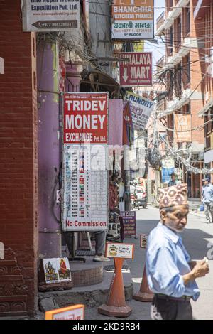 Ufficio del Centro di Cambio di moneta, un luogo per lo scambio di valuta estera con la rupia nepalese locale NPR nella zona di Thamel, a Kathmandu, la capitale del Nepal il 15 aprile 2022. Ci sono tavole che hanno tutti i prezzi scritti in base alla tariffa giornaliera. Thamel ha dozzine di uffici che offrono servizi di scambio in quanto è una popolare destinazione turistica. Lo scambio può essere offerto in banche, rivenditori autorizzati forex, hotel e l'aeroporto internazionale di Tribhuvan. La domanda più comune di cambio è euro, dollaro americano, renminbi, sterline inglesi, rupia indiana e dirham degli Emirati Arabi Uniti. (Foto di Nicolas Eco Foto Stock