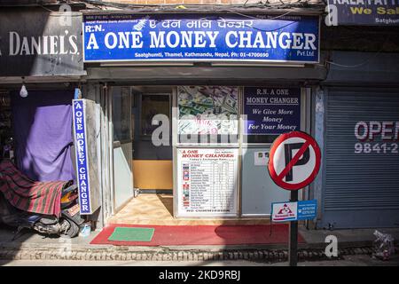 Ufficio del Centro di Cambio di moneta, un luogo per lo scambio di valuta estera con la rupia nepalese locale NPR nella zona di Thamel, a Kathmandu, la capitale del Nepal il 15 aprile 2022. Ci sono tavole che hanno tutti i prezzi scritti in base alla tariffa giornaliera. Thamel ha dozzine di uffici che offrono servizi di scambio in quanto è una popolare destinazione turistica. Lo scambio può essere offerto in banche, rivenditori autorizzati forex, hotel e l'aeroporto internazionale di Tribhuvan. La domanda più comune di cambio è euro, dollaro americano, renminbi, sterline inglesi, rupia indiana e dirham degli Emirati Arabi Uniti. (Foto di Nicolas Eco Foto Stock