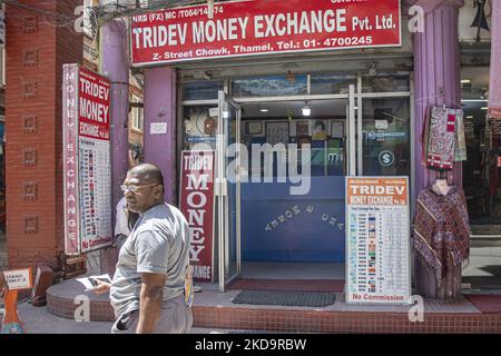 Ufficio del Centro di Cambio di moneta, un luogo per lo scambio di valuta estera con la rupia nepalese locale NPR nella zona di Thamel, a Kathmandu, la capitale del Nepal il 15 aprile 2022. Ci sono tavole che hanno tutti i prezzi scritti in base alla tariffa giornaliera. Thamel ha dozzine di uffici che offrono servizi di scambio in quanto è una popolare destinazione turistica. Lo scambio può essere offerto in banche, rivenditori autorizzati forex, hotel e l'aeroporto internazionale di Tribhuvan. La domanda più comune di cambio è euro, dollaro americano, renminbi, sterline inglesi, rupia indiana e dirham degli Emirati Arabi Uniti. (Foto di Nicolas Eco Foto Stock