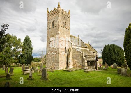 Esterno della chiesa, chiesa della Santissima Trinità normanna a Little Ouseburn, Yorkshire, Regno Unito Foto Stock