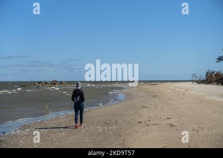 Donna che cammina sulla spiaggia a Capo Kolka è visto a Kolka, Lettonia, il 3 maggio 2022 Capo Kolka è un capo sul Mar Baltico, vicino all'ingresso al Golfo di riga, sulla costa Livoniana, nella penisola di Courland in Lettonia. (Foto di Michal Fludra/NurPhoto) Foto Stock