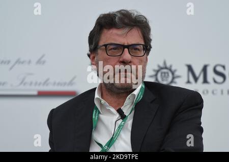 Giancarlo Giorgetti Ministro dello sviluppo economico Ministro italiano dello sviluppo economico alla 1st edizione di “verso Sud” organizzata dalla Casa europea - Ambrosetti a Sorrento, Napoli, Italia il 13 maggio 2022. (Foto di Franco Romano/NurPhoto) Foto Stock