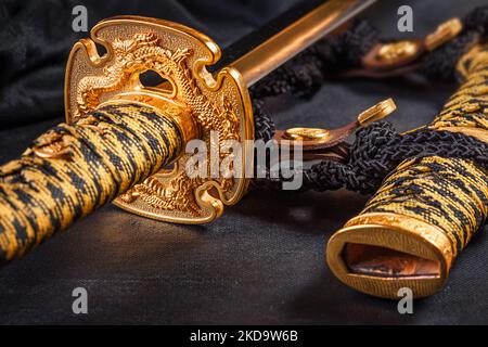 Samurai katana giapponese spada e scabbard primo piano. Foto di un'arma in basso con messa a fuoco selettiva Foto Stock