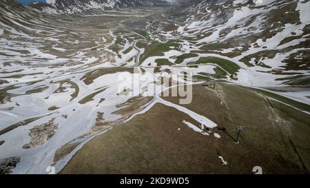 Vista da un drone della pianura di campo Imperatore nel Parco Nazionale del Gran Sasso e dei Monti Laga, il 13 maggio 2022. Il Gran Sasso d'Italia è un massiccio appenninico. La sua vetta più alta, il Corno Grande (2.912 metri), è la montagna più alta dell'Appennino, e la seconda montagna più alta d'Italia al di fuori delle Alpi. (Foto di Manuel Romano/NurPhoto) Foto Stock