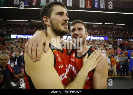 Joan Pardina, di Coviran Granada e David Iriarte, di Coviran Granada celebra la promozione alla lega ACB durante la partita LEB ORO tra Coviran Granada e CB Almansa al Palacio de Los Deportes il 13 maggio 2022 a Granada, Spagna. (Foto di Álex Cámara/NurPhoto) Foto Stock