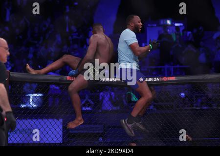 Fabian Edwards bussa a Lyoto Machida durante il Bellator 281: Evento MVP vs Storley alla SSE Arena di Wembley, Londra venerdì 13th maggio 2022. (Foto di Pat Scaasi/MI News/NurPhoto) Foto Stock