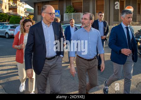 Enrico letta, segretario nazionale del Partito democratico, a Rieti in vista delle elezioni comunali a sostegno del candidato di Centro sinistra Simone Petrangeli, a Rieti, Italia, il 13 maggio 2022. (Foto di Riccardo Fabi/NurPhoto) Foto Stock