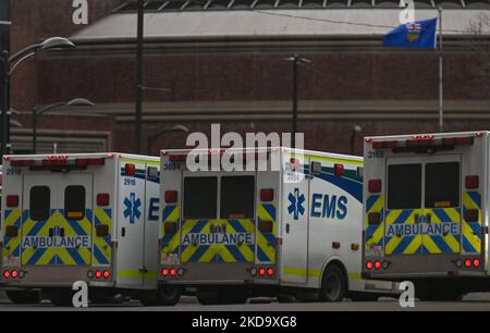 Ambulanze viste al di fuori del pronto soccorso del Walter C. Mackenzie Health Sciences Centre (WMC) di Edmonton. Venerdì 12 maggio 2022, a Edmonton, Alberta, Canada. (Foto di Artur Widak/NurPhoto) Foto Stock