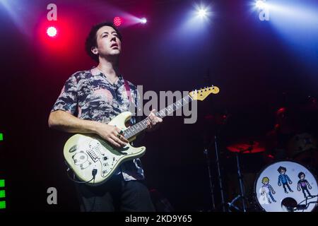 Le Wombats si esibono in concerto a Fabrique a Milano il 13 2022 maggio. I Wombats sono una band indie rock inglese formatasi a Liverpool nel 2003. Fin dal suo inizio, la formazione della band era composta da Matthew Murphy (voce principale, chitarra, tastiere), Tord Øverland Knudsen (basso, voce di sottofondo, tastiere) e Dan Haggis (batteria, voce di sottofondo, tastiere). La band è firmata 14th Floor Records e Bright antenna. Hanno venduto oltre 1 milioni di album in tutto il mondo. (Foto di Mairo Cinquetti/NurPhoto) Foto Stock