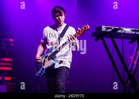 Le Wombats si esibono in concerto a Fabrique a Milano il 13 2022 maggio. I Wombats sono una band indie rock inglese formatasi a Liverpool nel 2003. Fin dal suo inizio, la formazione della band era composta da Matthew Murphy (voce principale, chitarra, tastiere), Tord Øverland Knudsen (basso, voce di sottofondo, tastiere) e Dan Haggis (batteria, voce di sottofondo, tastiere). La band è firmata 14th Floor Records e Bright antenna. Hanno venduto oltre 1 milioni di album in tutto il mondo. (Foto di Mairo Cinquetti/NurPhoto) Foto Stock