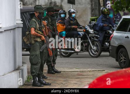 Soldati dell'esercito dello Sri Lanka sorvegliano lungo una strada a Colombo, Sri Lanka, il 14 maggio 2022. (Foto di Pradeep Dambarage/NurPhoto) Foto Stock