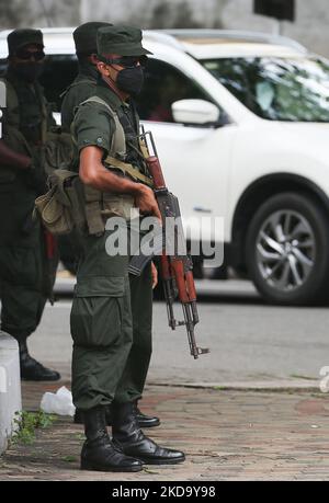 Soldati dell'esercito dello Sri Lanka sorvegliano lungo una strada a Colombo, Sri Lanka, il 14 maggio 2022. (Foto di Pradeep Dambarage/NurPhoto) Foto Stock