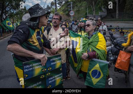 I sostenitori del presidente brasiliano di estrema destra Jair Bolsonaro discutono durante la manifestazione di fronte al quartiere Nazionale†Army (Tiro de Guerra) a Belo Horizonte. Centinaia di persone hanno partecipato alle proteste in tutto il paese per chiedere un intervento federale e contestare i risultati delle ultime elezioni del 30th ottobre che hanno eletto il candidato di sinistra Luis Inacio Lula da Silva come nuovo presidente brasiliano. Scene di violenza politica sono state riportate dalla notte di domenica, quando sono stati rivelati i numeri finali. Foto Stock