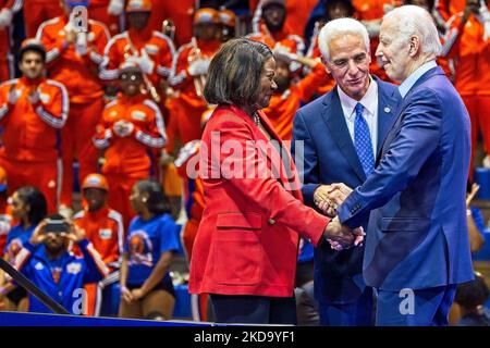 Attrice Jenifer Lewis e politico americano Joe Biden sul palco della Florida Memorial University Foto Stock