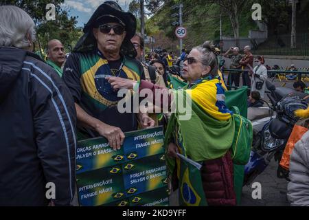 I sostenitori del presidente brasiliano di estrema destra Jair Bolsonaro discutono durante la manifestazione di fronte al quartiere Nazionale†Army (Tiro de Guerra) a Belo Horizonte. Centinaia di persone hanno partecipato alle proteste in tutto il paese per chiedere un intervento federale e contestare i risultati delle ultime elezioni del 30th ottobre che hanno eletto il candidato di sinistra Luis Inacio Lula da Silva come nuovo presidente brasiliano. Scene di violenza politica sono state riportate dalla notte di domenica, quando sono stati rivelati i numeri finali. Foto Stock