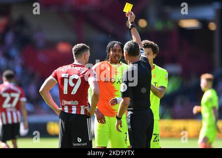 Arbitro, Andre Marriner mostra una carta gialla per comportamento non sportivo a Djed Spence di Nottingham Forest e Jack Robinson di Sheffield United durante il Campionato Sky Bet Play-off semi-finale 1st tappa tra Sheffield United e Nottingham Forest a Bramall Lane, Sheffield il Sabato 14th Maggio 2022. (Foto di Jon Hobley/MI News/NurPhoto) Foto Stock