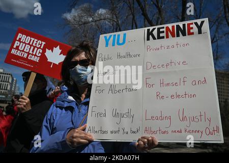 Gli operatori sanitari, gli attivisti e i loro sostenitori protestano contro il Premier Kenney e il governo dell'UCP che stanno adottando misure per privatizzare l'assistenza sanitaria, durante il "Rally per l'assistenza sanitaria pubblica" alla Legislatura di Alberta, a Edmonton. Sabato, 14 maggio 2022, a Edmonton, Alberta, Canada. (Foto di Artur Widak/NurPhoto) Foto Stock