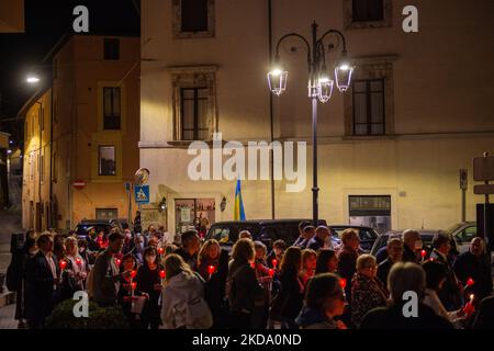 Associazioni di volontariato, durante la marcia per la pace in Ucraina per fermare la guerra tra Russia e Ucraina. A Rieti, Italia, il 13 maggio 2022. (Foto di Riccardo Fabi/NurPhoto) Foto Stock