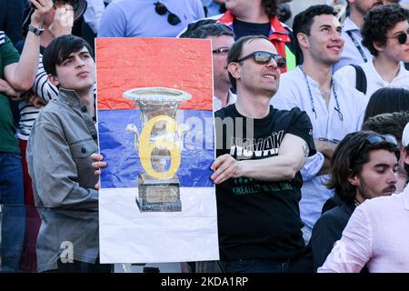 Un sostenitore mostra un banner con la sesta vittoria di Novak Djokovic nel torneo italiano durante la finale di BNL D'Italia 2022 tra Novak Djokovic e Stefanos Tsitsipas il 15 maggio 2022 al Foro Italico di Roma. (Foto di Giuseppe Maffia/NurPhoto) Foto Stock