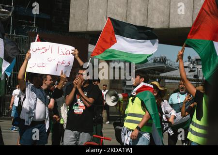 Il 15 maggio 2022 circa un centinaio di manifestanti si riuniscono di fronte alla Cattedrale di Dom a Colonia, in Germania, per protestare contro la decisione del tribunale tedesco di vietare la protesta pro-Palestina a Berlino in mezzo all'uccisione del giornalista di al Jazeera Shireen Abu Akleh (Foto di Ying Tang/NurPhoto) Foto Stock