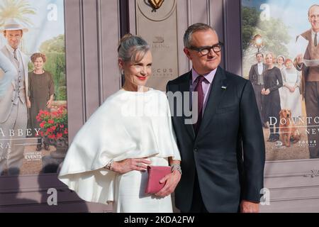 NEW YORK, NEW YORK - MAGGIO 15: Elizabeth McGovern e Hugh Bonneville frequentano la "Downton Abbey: A New Eera" New York Premiere al Metropolitan Opera House il 15 Maggio 2022 a New York City. (Foto di John Nacion/NurPhoto) Foto Stock