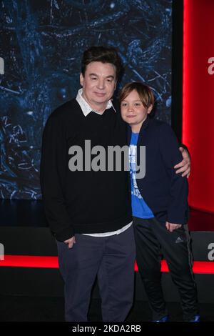 Mike Meyers (L) partecipa alla prima stagione 4 di Netflix 'Stranger Things' a Netflix Brooklyn il 14 maggio 2022 a Brooklyn, New York. (Foto di John Nacion/NurPhoto) Foto Stock