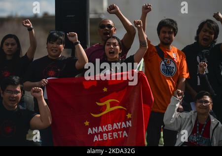 I membri della diaspora locale dei giovani filippini (Anakbayan Alberta) reagiscono durante la protesta al di fuori della legislatura Alberta di Edmonton, mentre invocano la Commissione per le elezioni (COMELEC) nelle Filippine per la loro negligenza e il mancato rispetto di elezioni oneste e corrette lo scorso 9 maggio 2022. Gli organizzatori della protesta hanno dichiarato: "Condanniamo un'altra dinastia politica con il tandem Marcos-Duterte che continua il regime fascista tra i filippini”. Domenica 15 maggio 2022, a Edmonton, Alberta, Canada. (Foto di Artur Widak/NurPhoto) Foto Stock