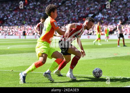 Jack Robinson di Sheffield United scude la palla da Brennan Johnson di Nottingham Forest durante lo Sky Bet Championship Play-off semi-finale 1st tappa tra Sheffield United e Nottingham Forest a Bramall Lane, Sheffield Sabato 14th maggio 2022. (Foto di Jon Hobley/MI News/NurPhoto) Foto Stock