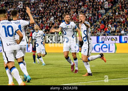 Milano Skriniar dell'Inter FC, Esultanza, Celebrazione dopo aver segnato il gol durante la serie calcistica italiana A match Cagliari Calcio vs Inter - FC Internazionale il 15 maggio 2022 presso l'Unipol Domus di Cagliari (Foto di Luigi Canu/LiveMedia/NurPhoto) Foto Stock