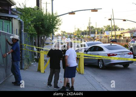 Un tiro ha avuto luogo in un mercato occupato a Houston, Texas, domenica 15 maggio 2022. Due sono stati segnalati morti sulla scena e altre tre vittime sono state ricoverate in condizioni critiche secondo l’ufficio dello sceriffo. Nella foto: Le persone si riuniscono vicino al bordo della scena del crimine. (Foto di Reginald Mathalone/NurPhoto) Foto Stock