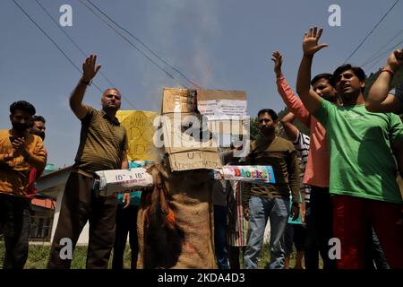 I pandit di Kashmiri protestano contro un campo di transito dei migranti a Baramulla, Jammu e Kashmir, india, il 16 maggio 2022. Le proteste sono scoppiate a Jammu e kashmir dopo che alcuni sconosciuti hanno ucciso Rahul Bhat, un membro della comunità di Kashmiri Pandit e un dipendente dell'ufficio Tehsil della zona di Chadoora, a Budgam .(Foto di Nasir Kachroo/NurPhoto) Foto Stock