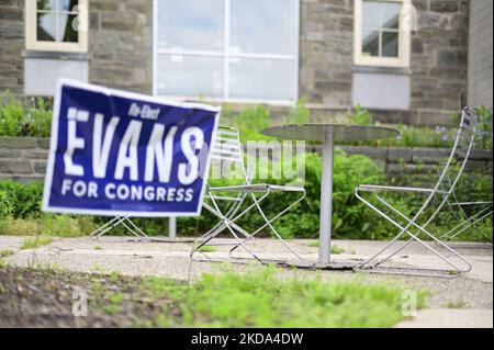 Un giorno prima della campagna elettorale della primaria i canti inviati fuori da un seggio elettorale informano gli elettori nel quartiere di Mount Airy nella sezione nord-occidentale di Filadelfia, Pennsylvania, Stati Uniti il 16 maggio 2022. (Foto di Bastiaan Slabbers/NurPhoto) Foto Stock