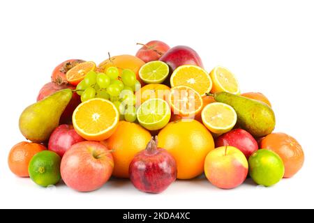 Grande mucchio di frutta sana e luminosa isolata su sfondo bianco. Foto Stock