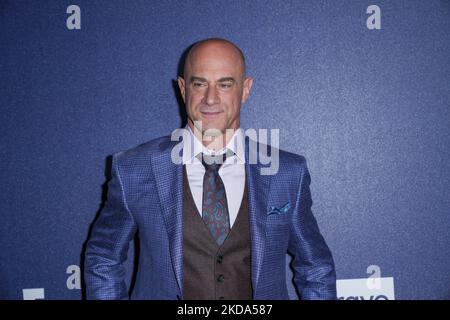 NEW YORK, NEW YORK - MAGGIO 16: (L-R) Taylor Kinney, S. Epatha Merkerson e Jason Beghe partecipano al 2022 NBCUniversal Upfront al Mandarin Oriental Hotel il 16 maggio 2022 a New York City. (Foto di John Nacion/NurPhoto) Foto Stock