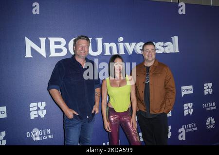 NEW YORK, NEW YORK - Maggio 16: (L-R) Blake Shelton, Nikki Bella e Carson Daly assistono al 2022 NBCUniversal Upfront al Mandarin Oriental Hotel il 16 Maggio 2022 a New York City. (Foto di John Nacion/NurPhoto) Foto Stock