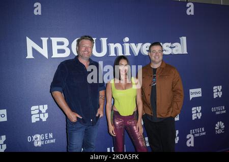 NEW YORK, NEW YORK - Maggio 16: (L-R) Blake Shelton, Nikki Bella e Carson Daly assistono al 2022 NBCUniversal Upfront al Mandarin Oriental Hotel il 16 Maggio 2022 a New York City. (Foto di John Nacion/NurPhoto) Foto Stock